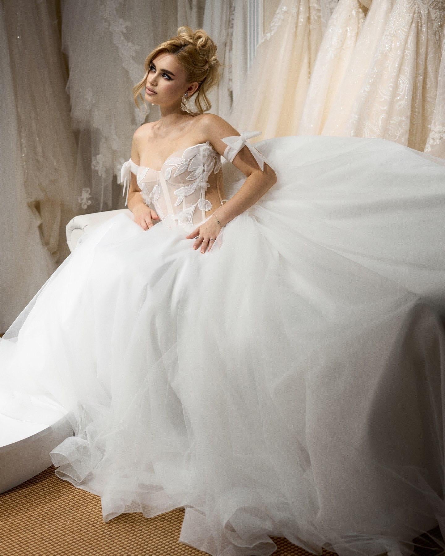 A-line Floral Lace Luxurious Wedding Dress, Drop Waist Corset, Tulle S – Tesoro Si NYC