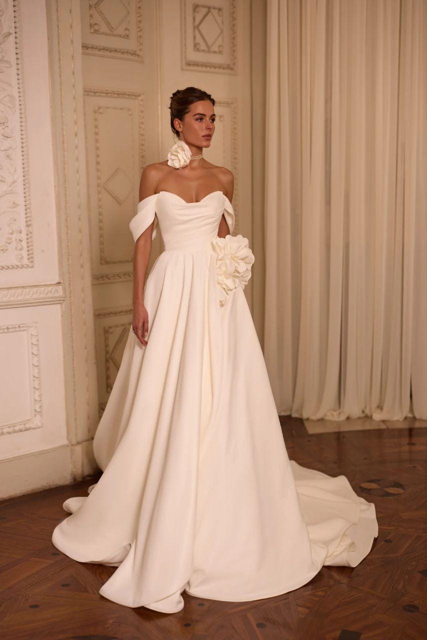 Elegant Classic Satin Wedding Dress with Long Train, Modern Satin Strapless Off Shoulder Bridal Gown, 2025 Wedding dress