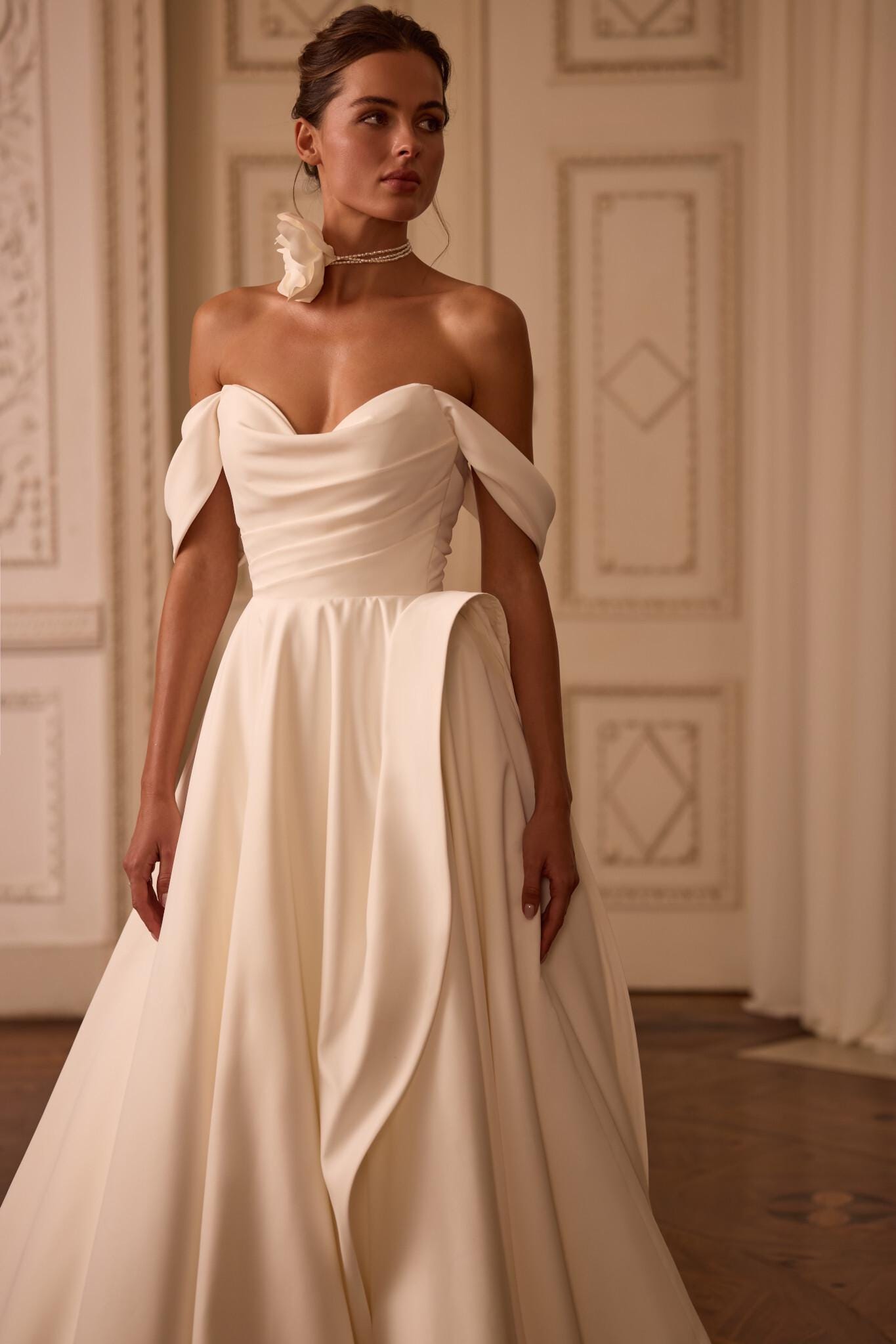 Elegant Classic Satin Wedding Dress with Long Train, Modern Satin Strapless Off Shoulder Bridal Gown, 2025 Wedding dress