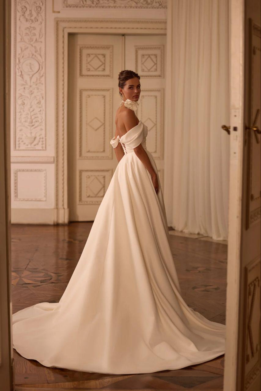 Elegant Classic Satin Wedding Dress with Long Train, Modern Satin Strapless Off Shoulder Bridal Gown, 2025 Wedding dress