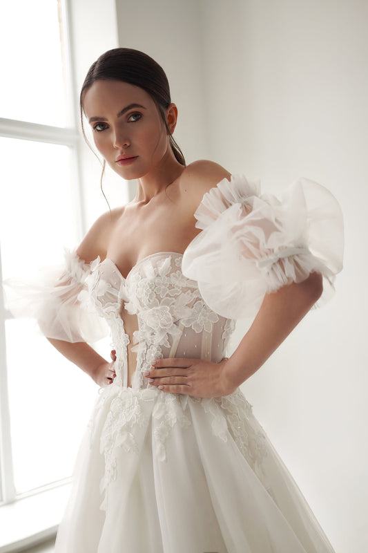 Romantic Tulle Wedding Gown with Floral Lace Bodice, Elegant Poet Sleeves, and Dreamy Long Train