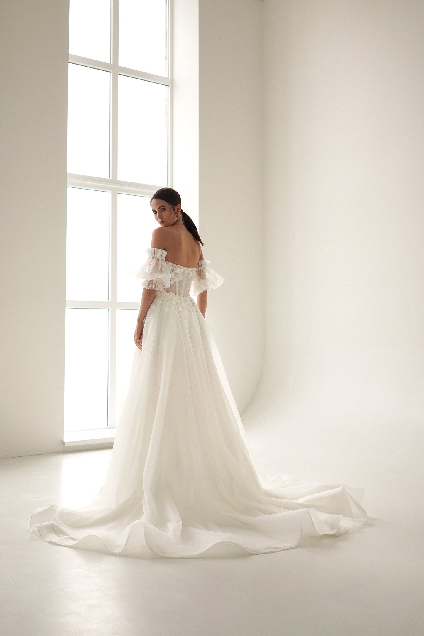 Romantic Tulle Wedding Gown with Floral Lace Bodice, Elegant Poet Sleeves, and Dreamy Long Train