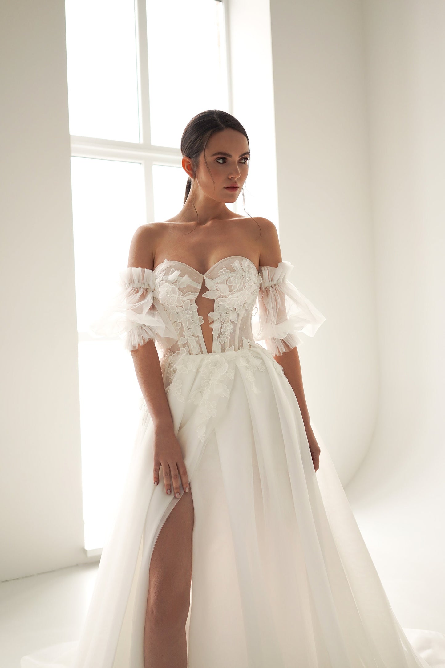 Romantic Tulle Wedding Gown with Floral Lace Bodice, Elegant Poet Sleeves, and Dreamy Long Train